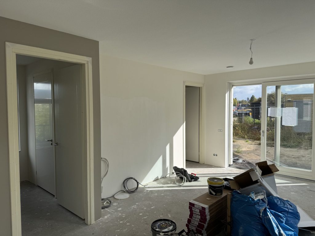 Nieuwbouwkamer met deuren naar gang en slaapkamer, klaar voor de behanger