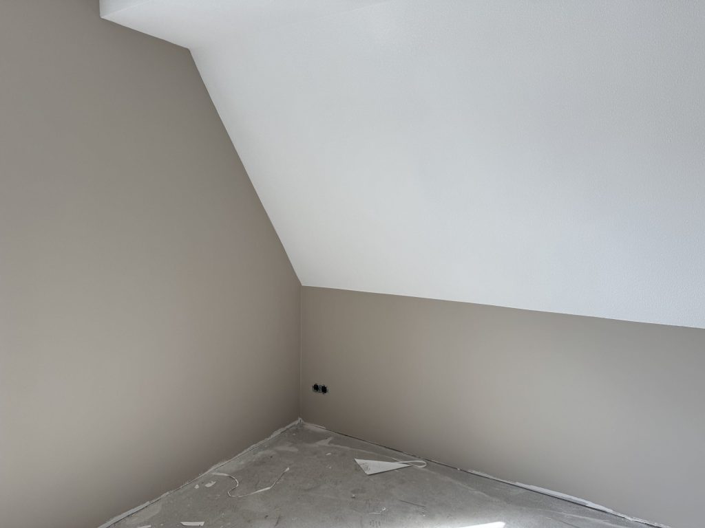 Zolderkamer met schuine wand, gesausd in twee kleuren